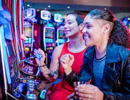 Tampilan permainan Wild West Gold di platform gacorwin dengan simbol tema Barat dan tombol taruhan